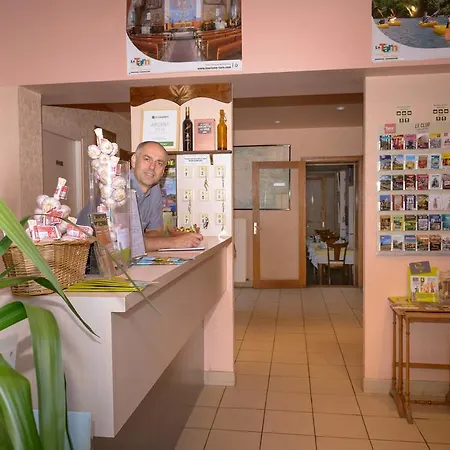 Logis - Des Lauriers - Et Restaurant Szálloda Alban