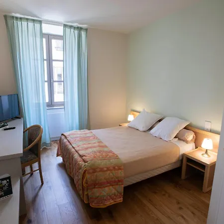 Logis - Des Lauriers - Et Restaurant فندق