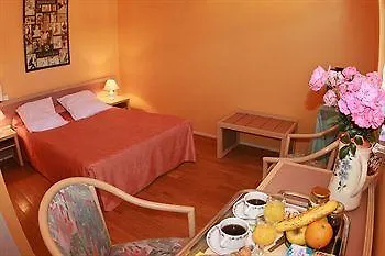 Logis - Des Lauriers - Et Restaurant فندق