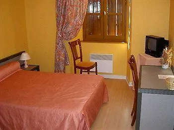 Logis - Des Lauriers - Et Restaurant فندق