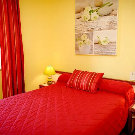 Logis - Des Lauriers - Et Restaurant فندق