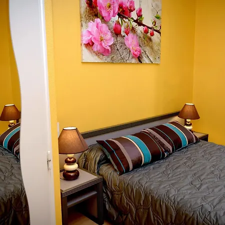 Logis - Des Lauriers - Et Restaurant فندق ألبان